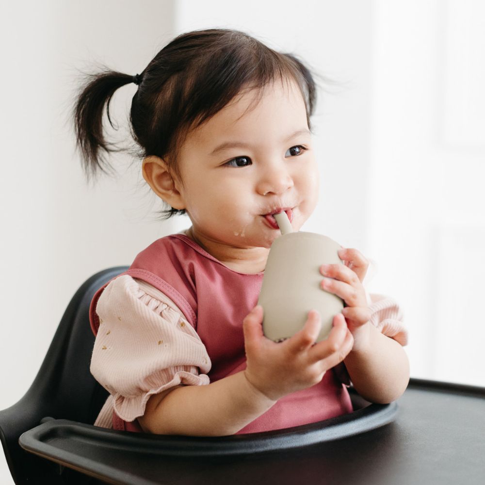 ezpz Mini Cup + Straw Training System in Oat Hip Mommies